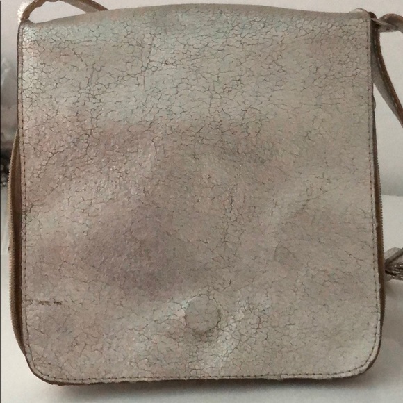 DISTRESSED GOLD METALLIC LEATHER SHOULDER BAG - Picture 4 of 8